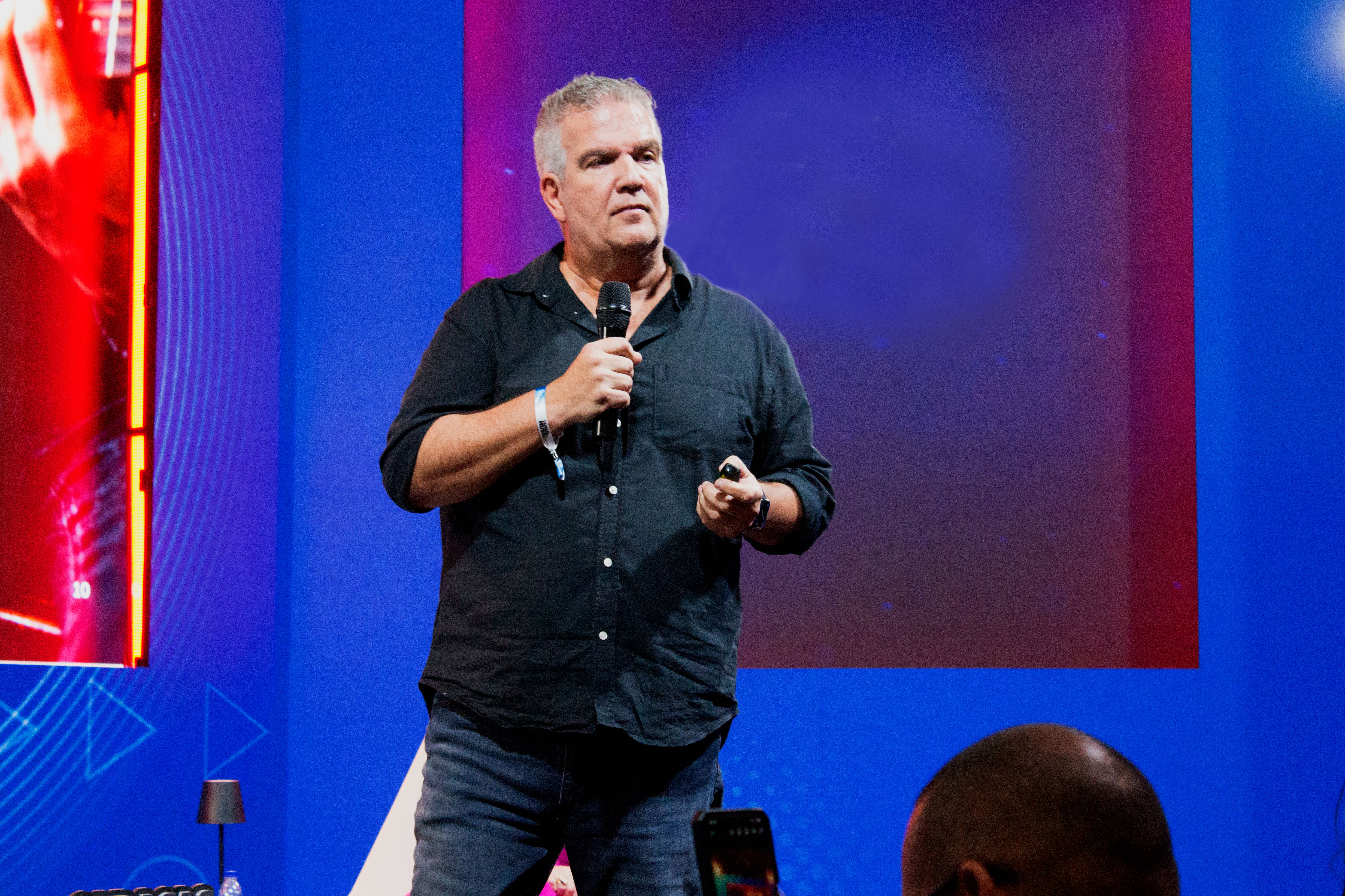 Marcelo Mazzini hablando en el escenario de Caracas Music Biz 360