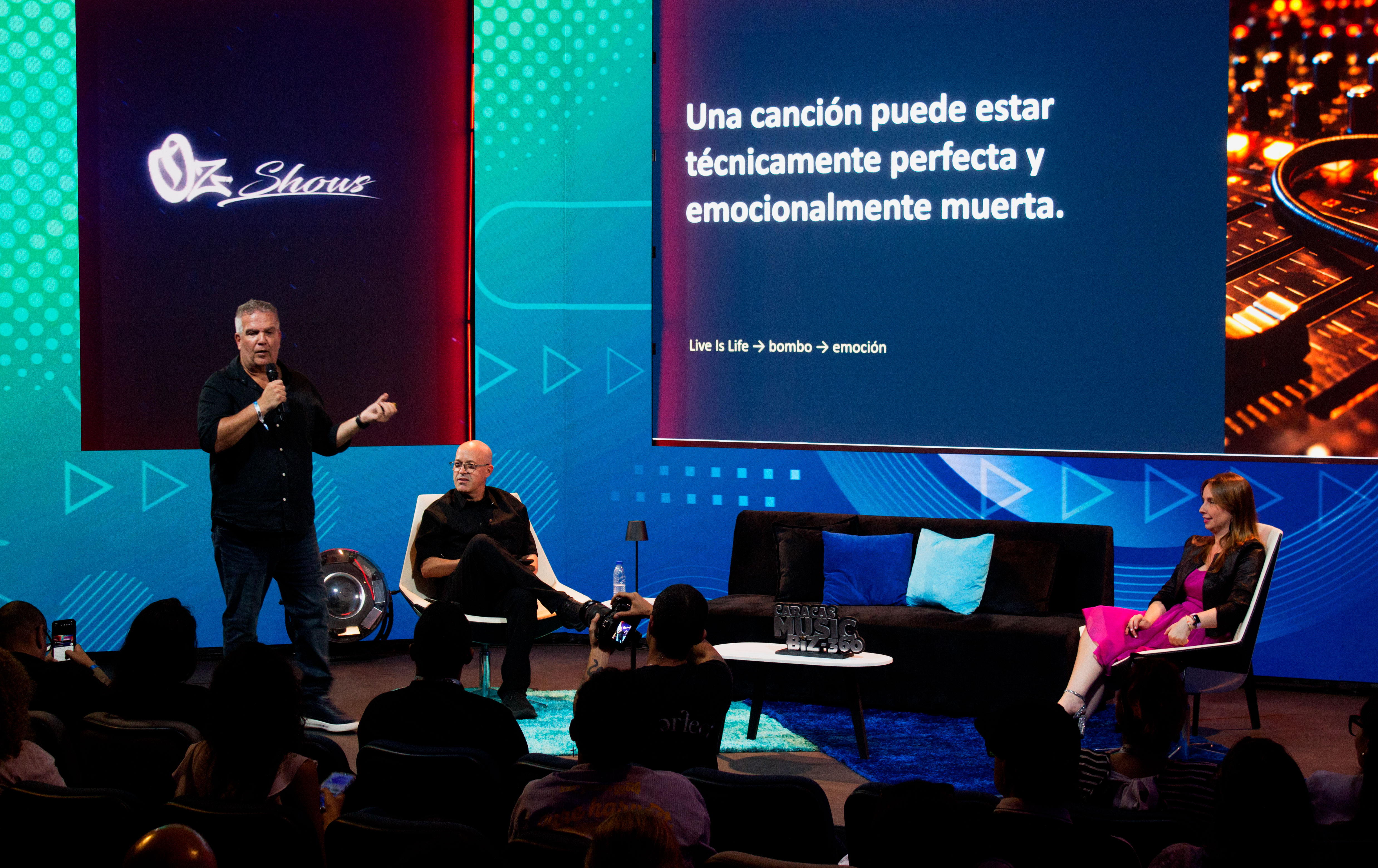Vista amplia del escenario de la conferencia en Caracas