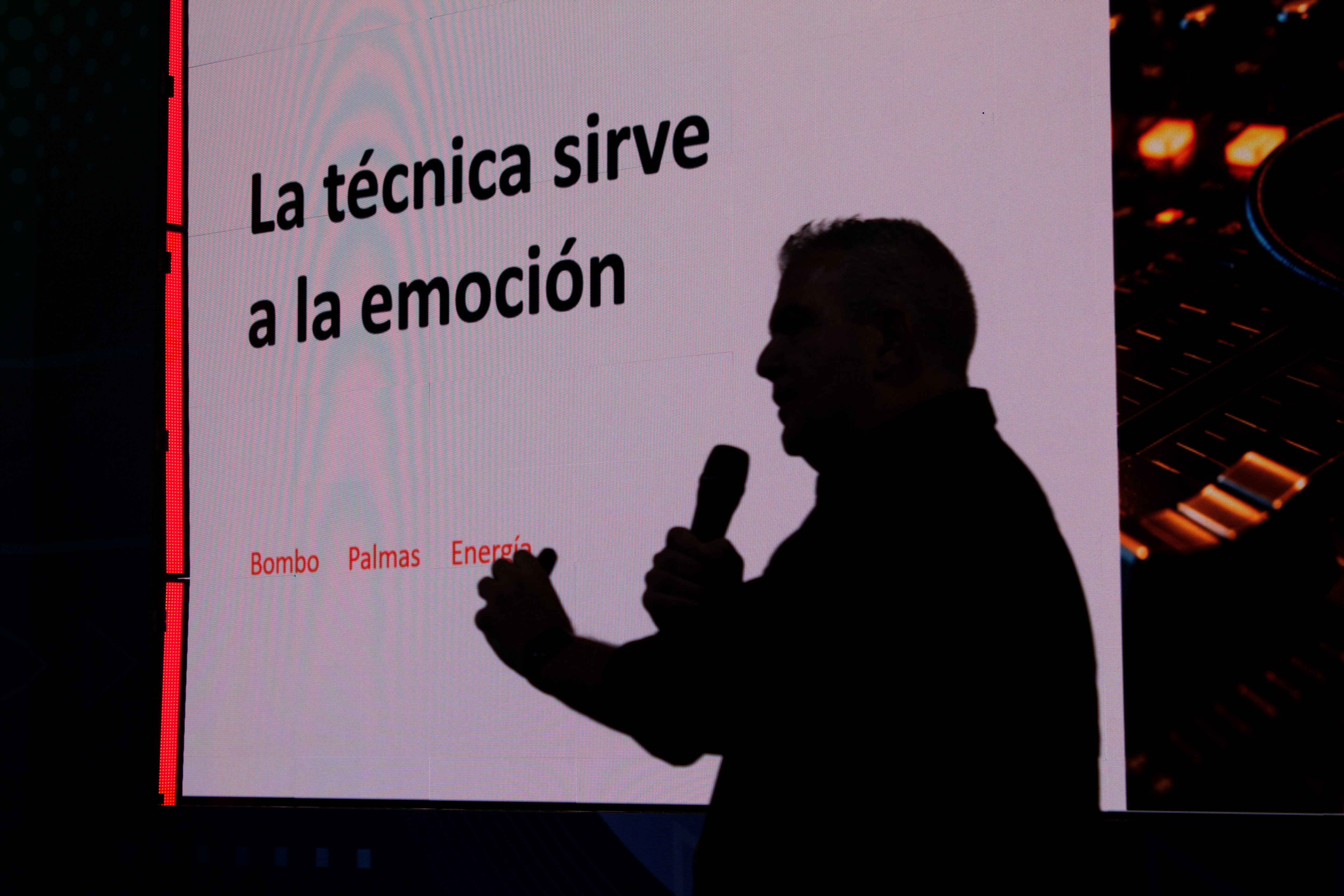 Marcelo Mazzini durante la conferencia con la frase La técnica sirve a la emoción en pantalla